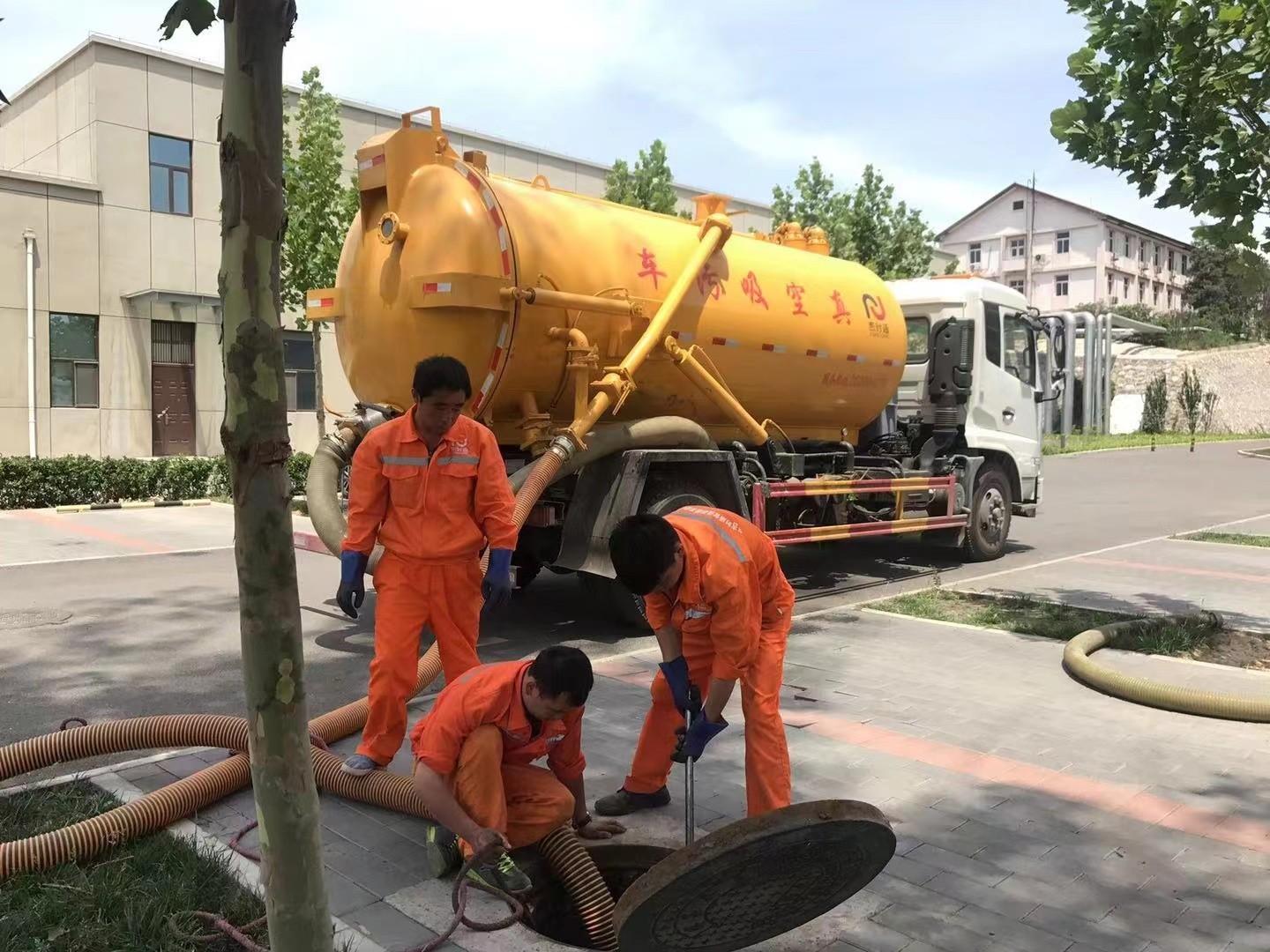 黄骅管道疏通车停在窨井附近