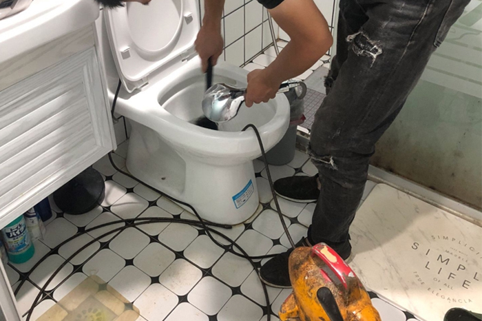 黄骅马桶堵塞自己疏通还是找师傅?专业上门服务让你省时更省心