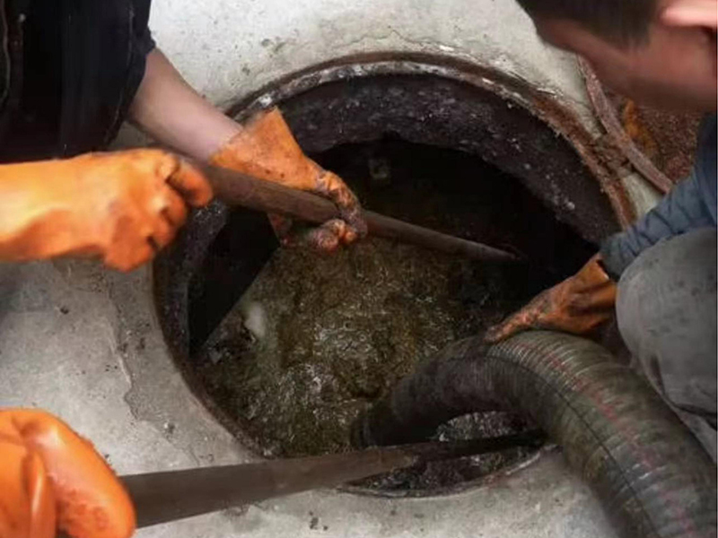 黄骅清理化粪池时如何避免沼气的危害?